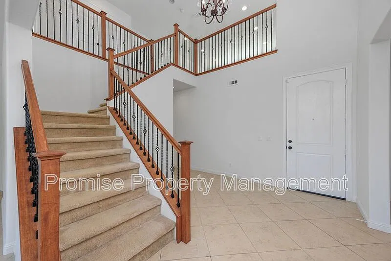 5 bed, 3.0 bath, 3169 sqft, $5,500 — Photo 4