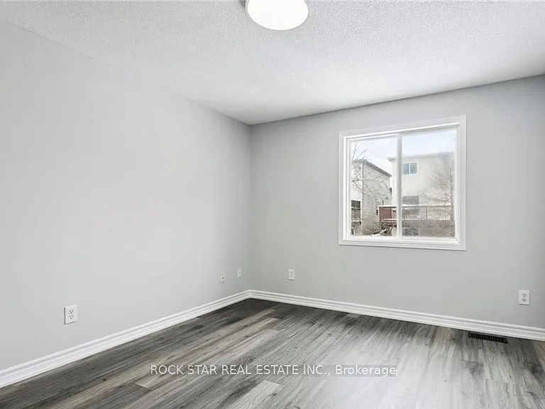 159 Henhoeffer Cres — Photo 14