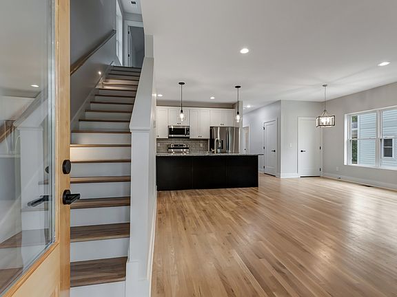 4th image of 340 Queen Ave
