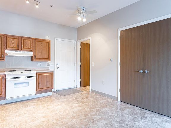 5th image of 18 Harbor Ave APT 105