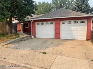 36 4th St SW, Dickinson, ND 58601