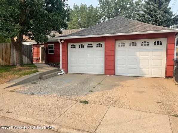 36 4th St SW, Dickinson, ND 58601