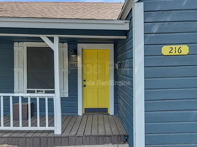 216 E Division St — Photo 2