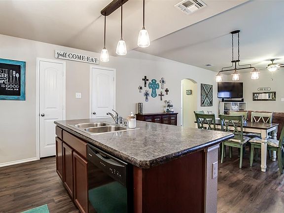 4th image of 303 Hawthorn Dr