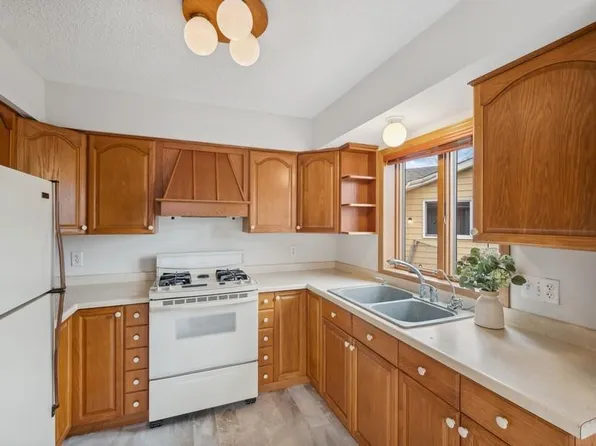 991 Hammer Ave, Saint Paul, MN 55106