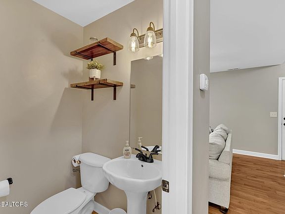 5th image of 598 Grays Pointe Ct