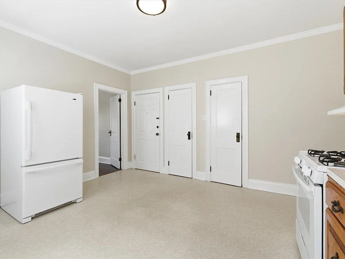 3 bed, 1.0 bath, 1100 sqft, $2,600 — Photo 3