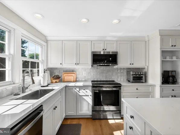 4112 Majestic Ln, Fairfax, VA 22033