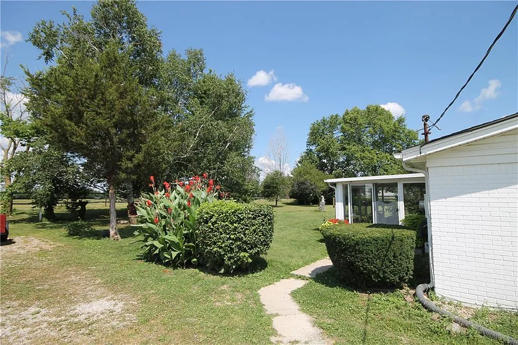 3 bed, 1.5 bath, 1560 sqft, $2,000 — Photo 3