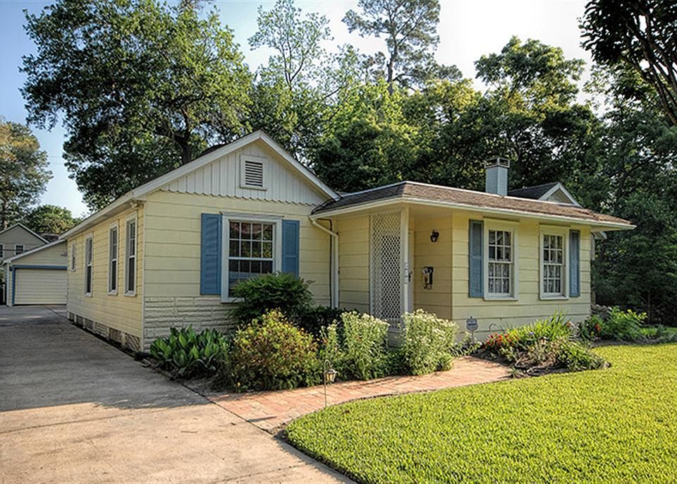 BEAUTIFUL HOME ON OVERSIZED LOT IN GARDEN OAKS.