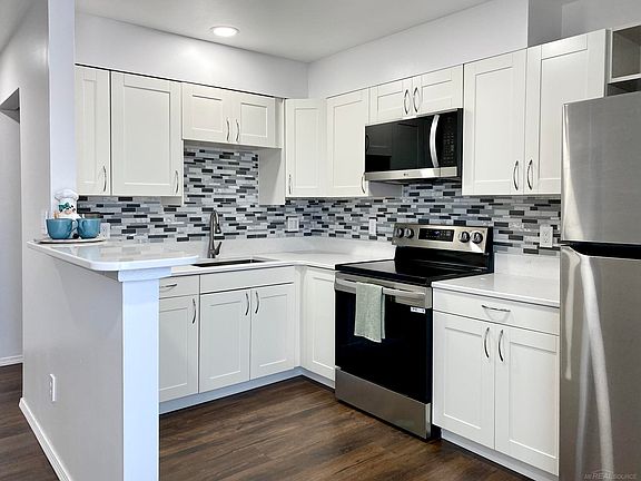 3rd image of 4840 Briarwood Ave #C8