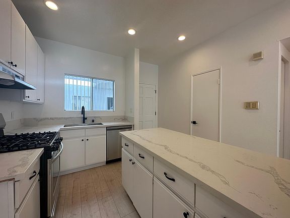 3rd image of 1212 N Gower St APT 202
