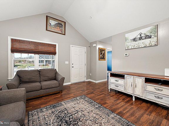 4th image of 617 Hillcrest Dr