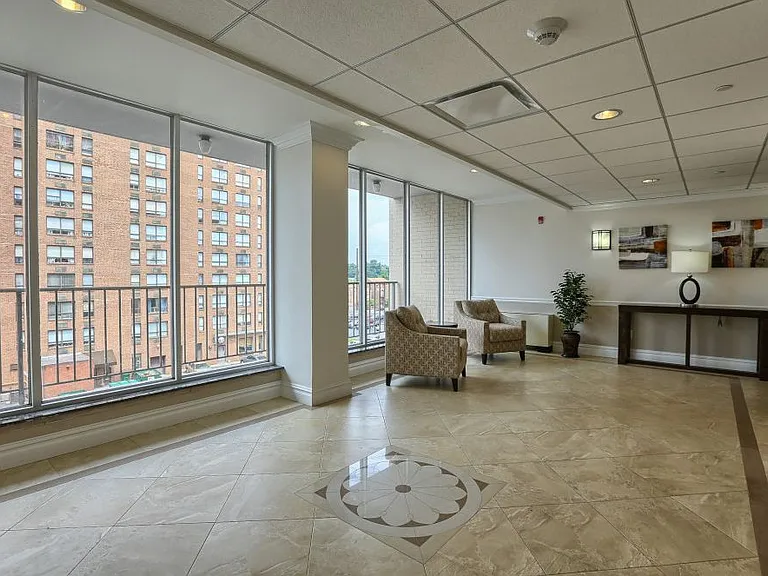 Executive House Apartments — Photo 14