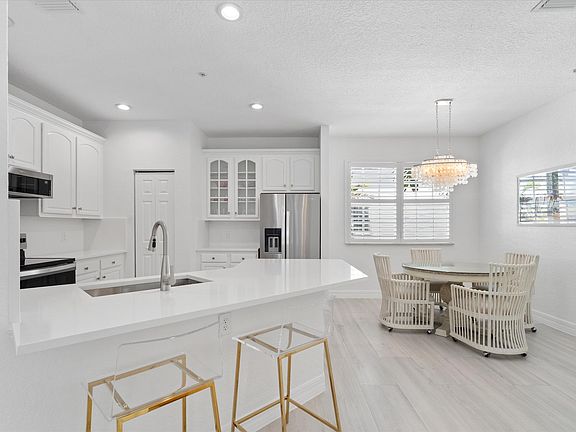 4th image of 295 NE 5th Avenue #32