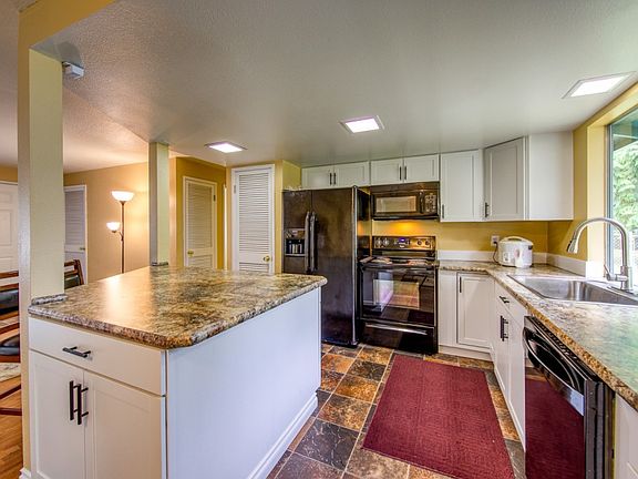 4th image of 2302 Madrona Dr SE