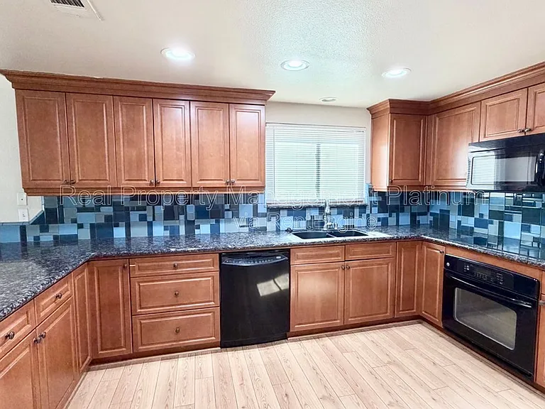 3305 E Palo Alto Ave — Photo 1