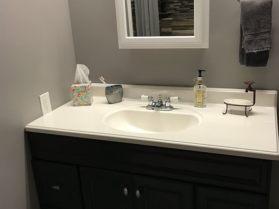 Middle full bathroom 