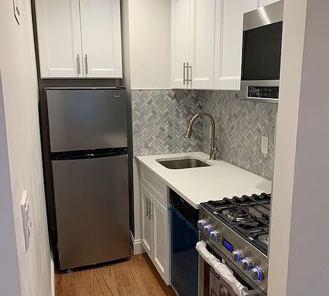 5th image of 103 W 69th St APT 1A