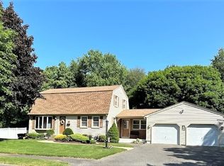 139 Meadowbrook Rd, Agawam, MA 01001