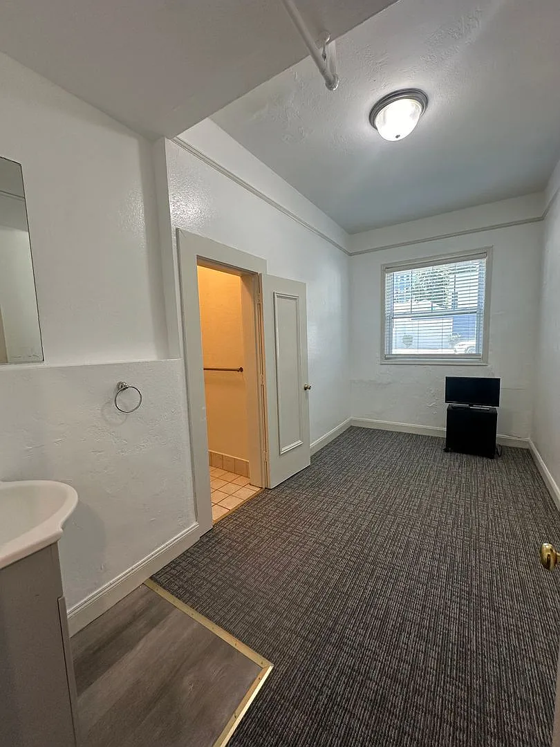 198 Carl Street (831r) — Photo 2