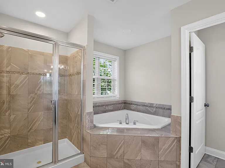 6816 Barlowe Ct — Photo 20