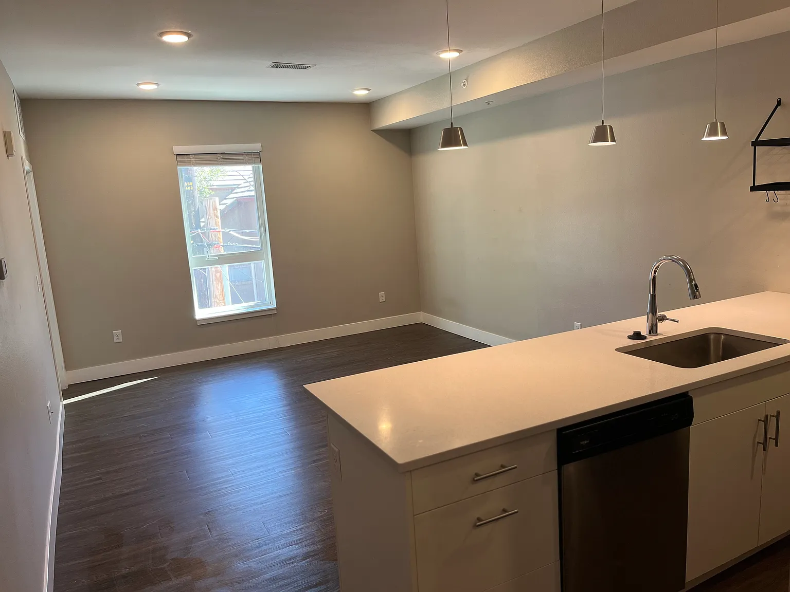 2 bed, 880 sqft, $2,200 — Photo 4