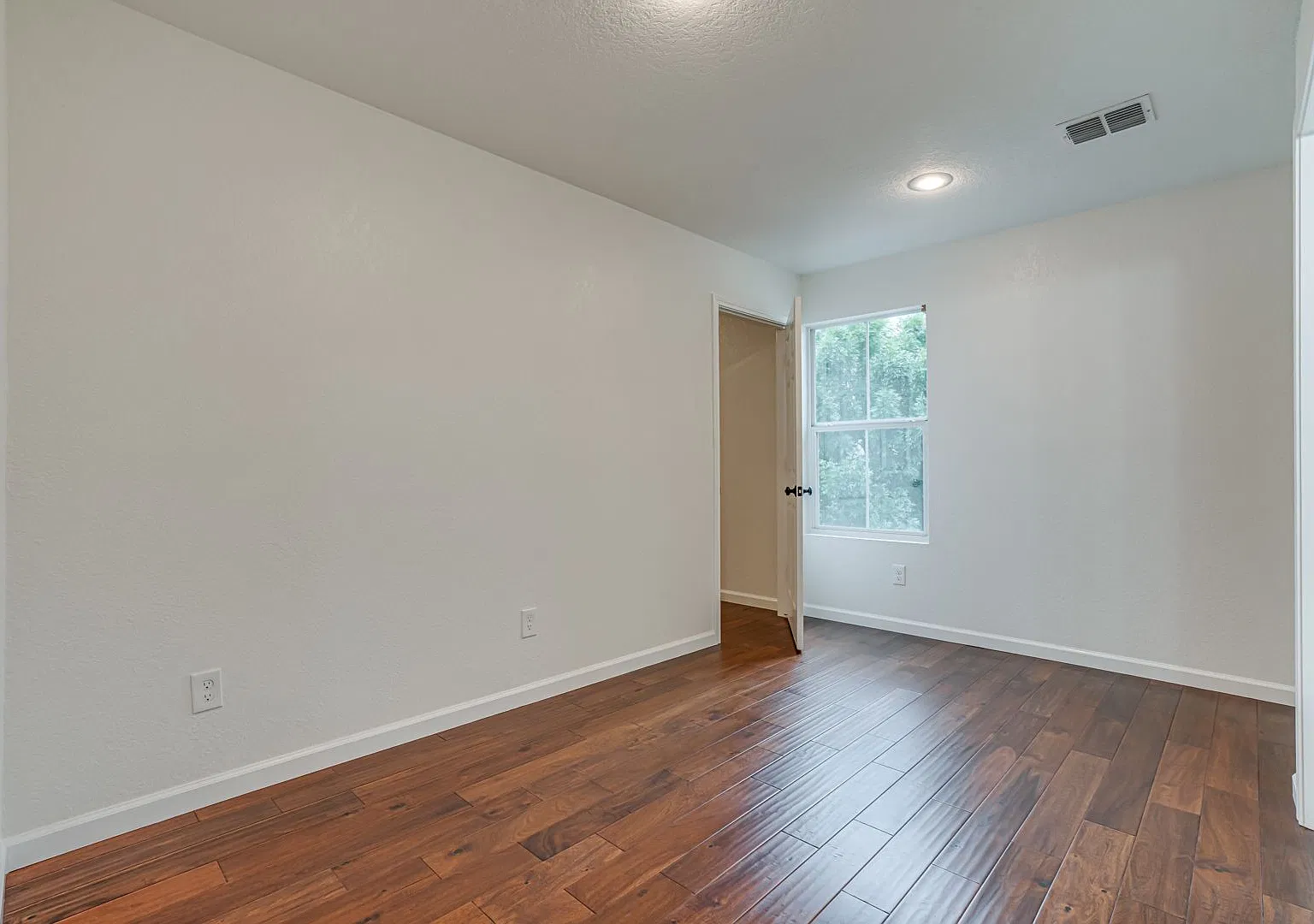 4 bed, 2.5 bath, 1928 sqft, $2,500 — Photo 1