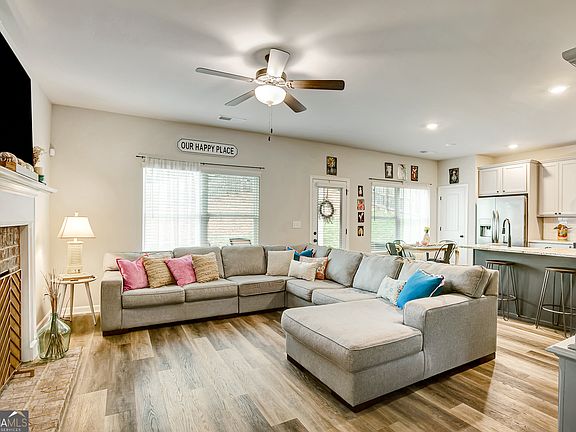 3rd image of 61 Pacific Ave