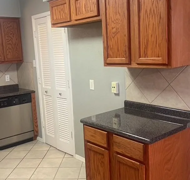 3700 Dauphine Ct — Photo 12