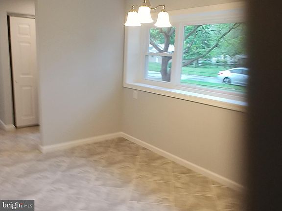 3rd image of 8 Montrose Dr