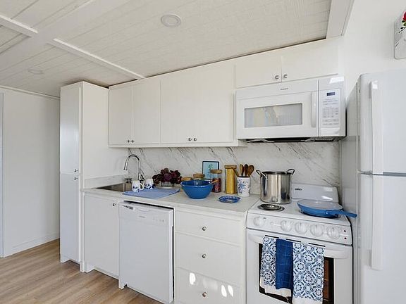 5th image of 204 Marlin St #9