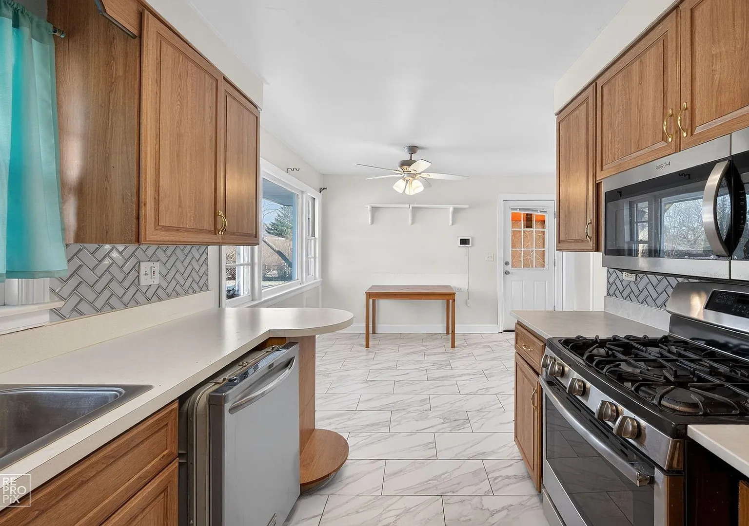 Gorgeous 3 Bedroom Home in Mount Prospect! — Photo 3