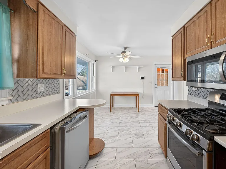 304 W Golf Rd — Photo 3