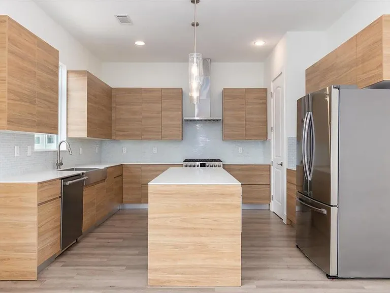 645 W 16th St — Photo 9