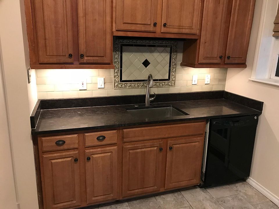 Movement sensor lights. Granite countertops.