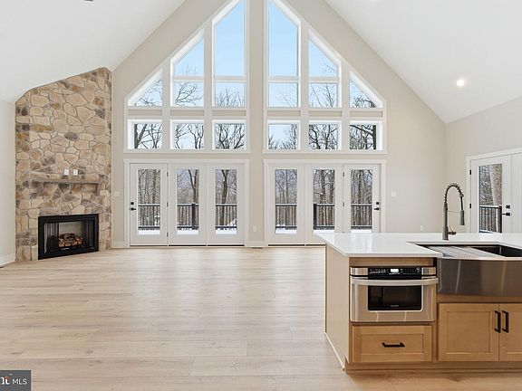 4th image of 250 Adelaide Cir
