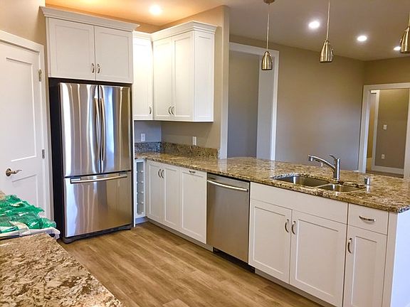 4th image of 215 Dawn Ct