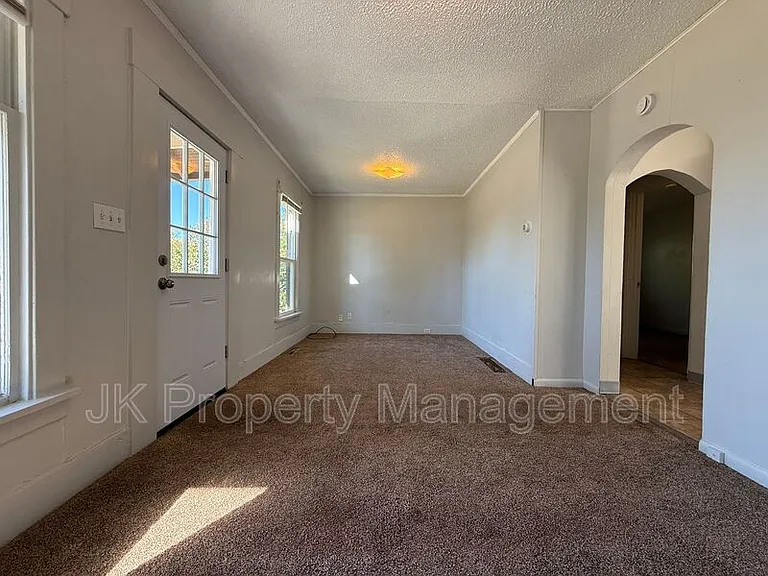 511 33rd St N — Photo 6