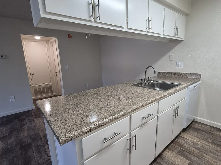 Foxworth Apartments — Photo 32