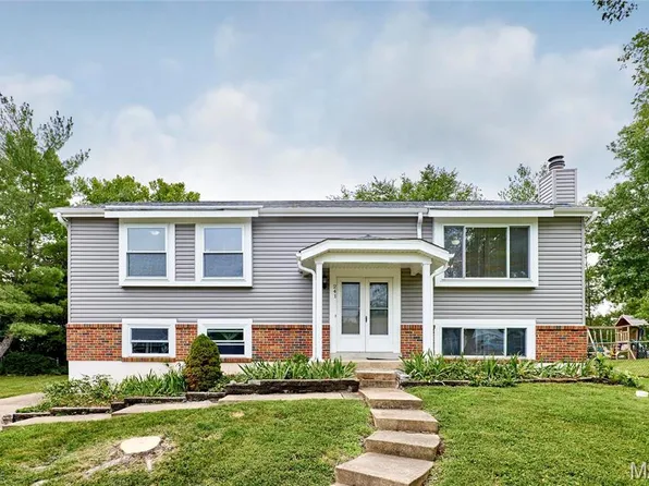 241 Valleyoak Ct, Ballwin, MO 63021