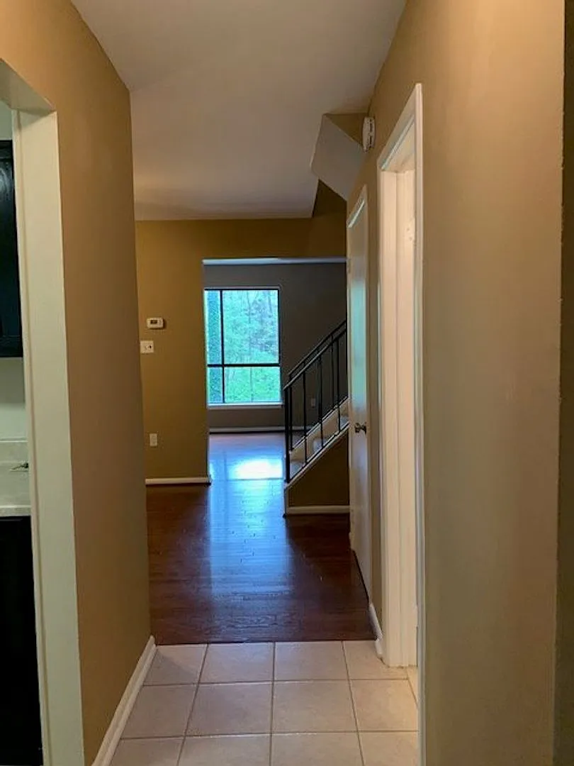 Spacious 3 BR, 2.5 BA townhouse with finished walk-out basement — Photo 2