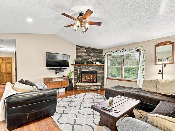 3rd image of 29 Rockfish Ln
