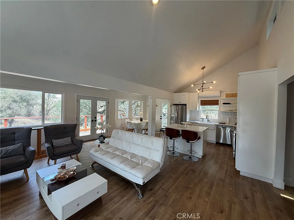 3 bed, 1300 sqft, $3,500 — Photo 3