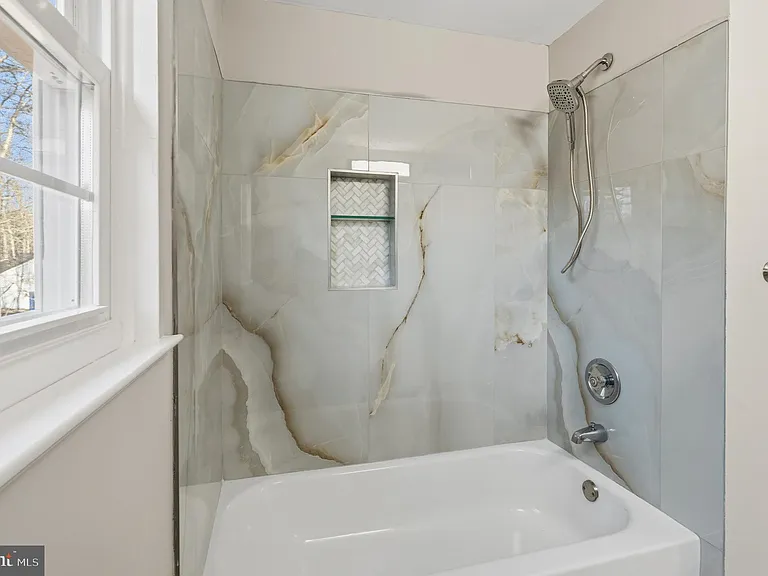 221 Oak Ln — Photo 31