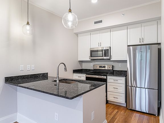 5th image of 215 E Chestnut St #402