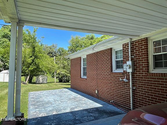 3rd image of 217 W Hicks St