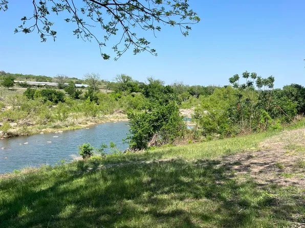 609 E Main St, Llano, TX 78643