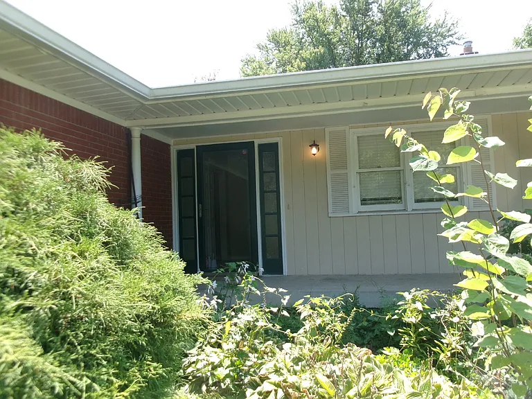 427 Rick Ln — Photo 2