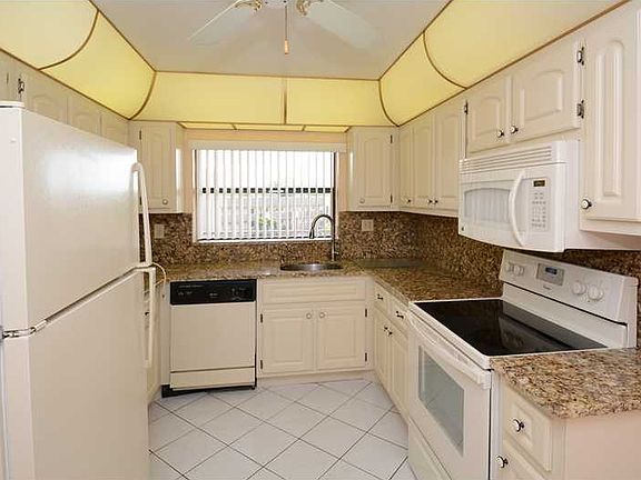 3rd image of 10145 Sunrise Lakes Blvd APT 405
